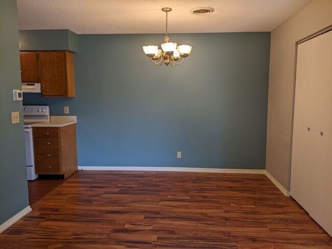 Foto del edificio - FREE RENT - Move-in before December 1 and get December Rent FREE - 2 Bedroom Condo w/Carport