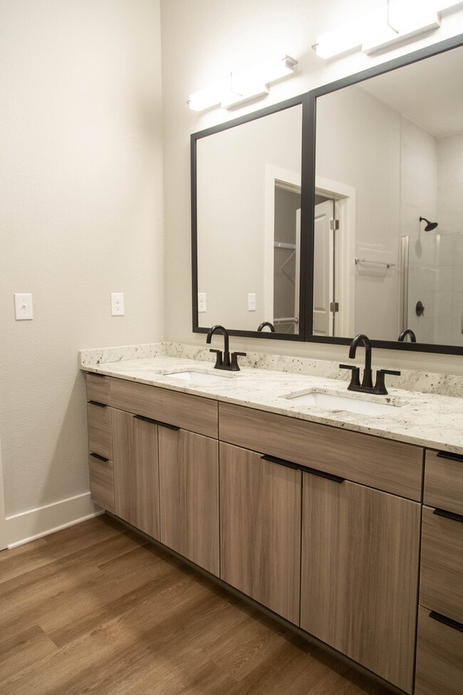 Building Photo - Crowne at 501