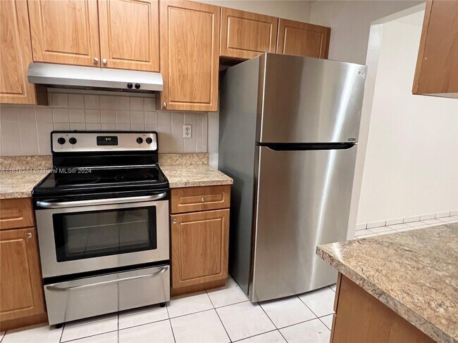 Building Photo - 13944 Kendale Lakes Dr