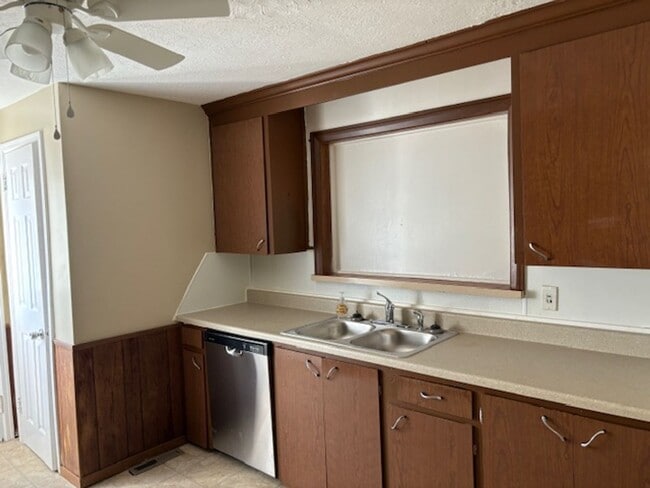 Building Photo - 4 Bed 1.5 Bath Home with Central Air on Ea...