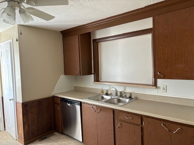 Foto del edificio - 4 Bed 1.5 Bath Home with Central Air on Ea...