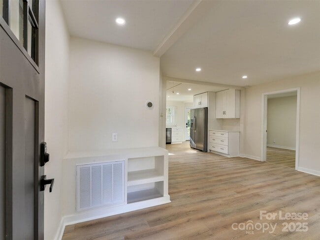 Foto del edificio - 2721 Mayflower Rd