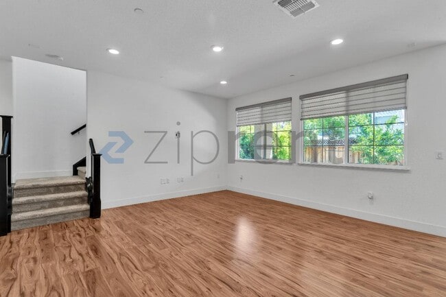 Building Photo - Unit