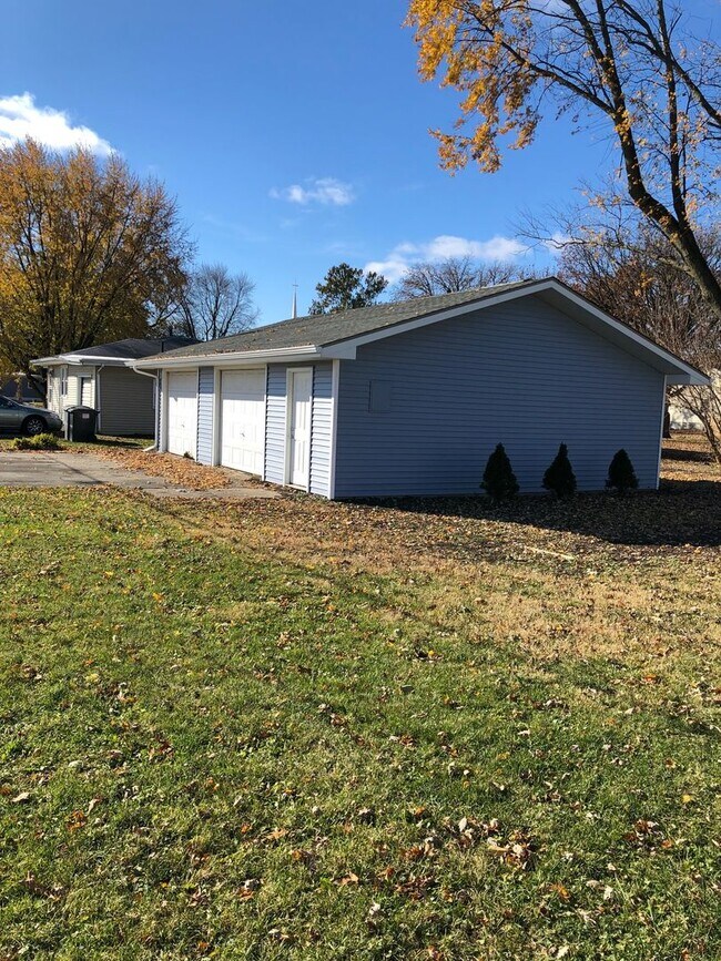 Building Photo - Cute and Cozy 2 bedroom, 1 bath ranch with...