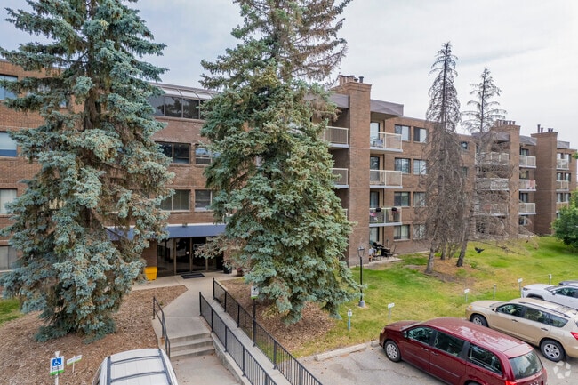 Building Photo - Woodlands Manor