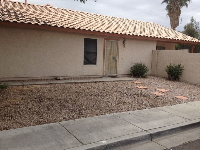 Foto del edificio - 12641 W Windsor Ave