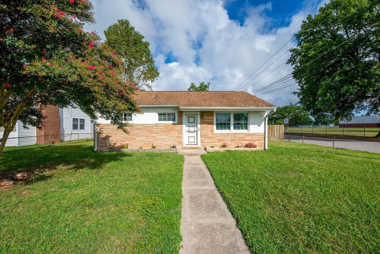 Foto principal - 3 Bedroom ranch in Hampton VA!