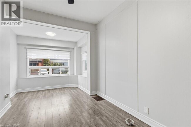 Photo du bâtiment - 71 Glendale Ave N