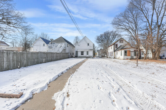 Foto del edificio - 2627 Quincy St NE