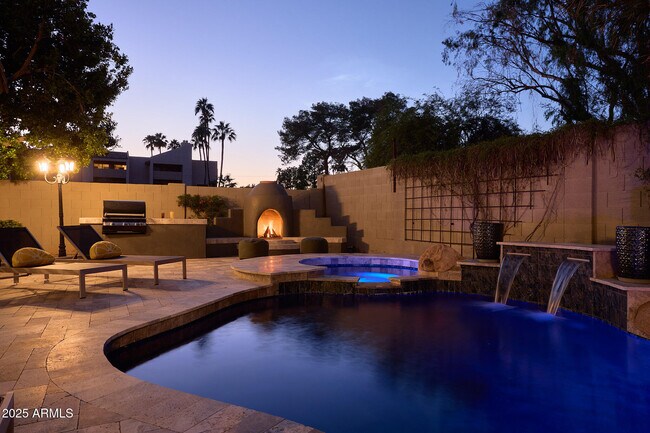 Building Photo - 3202 E Orange Dr