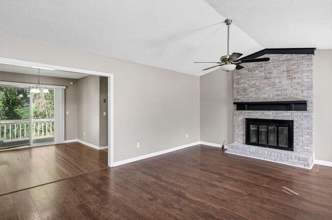 Building Photo - Beautifully Renovated 3-Bedroom Home in Co...
