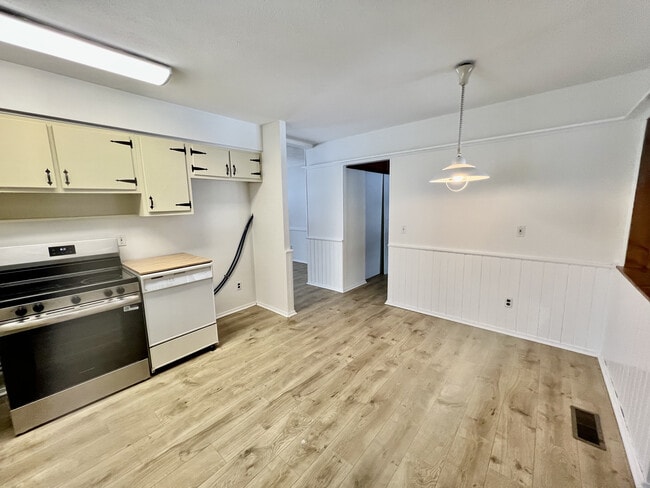 Eat In Kitchen - 1201 Hollyview Dr