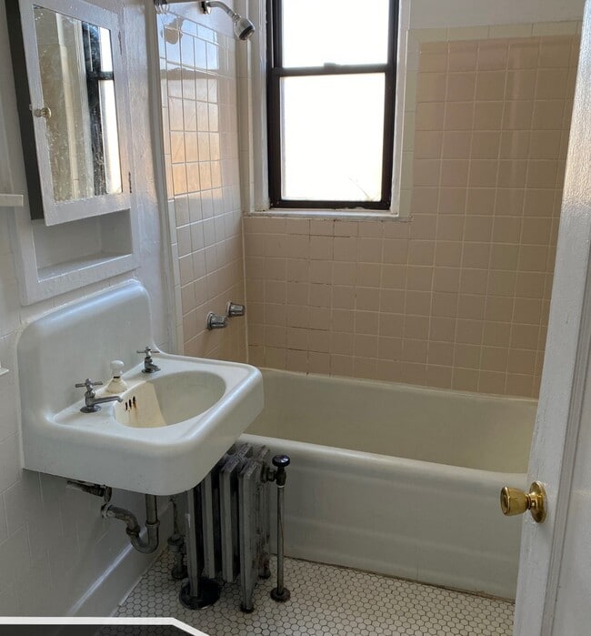 Building Photo - 3335 W Diversey Ave