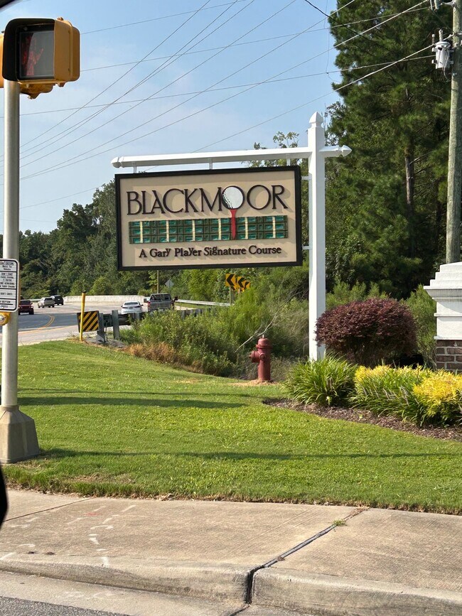 Foto del edificio - 5822 Longwood Dr