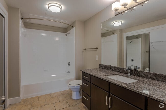 2BR, 2BA - Bathroom 1199SF The Pescara - Centreport Lake