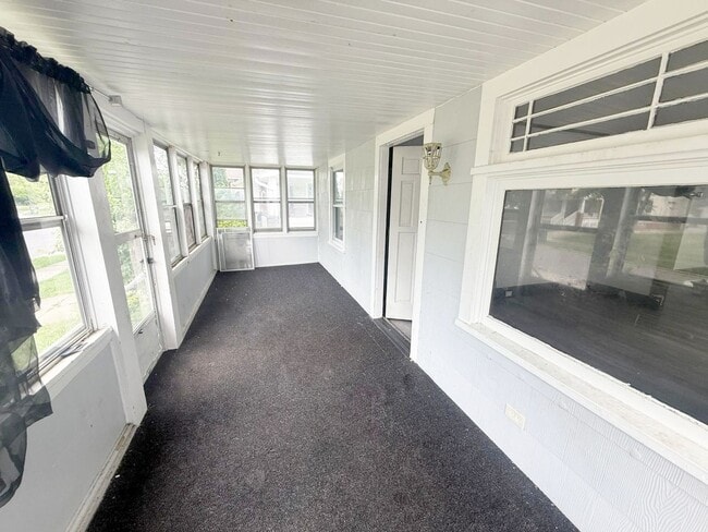 Building Photo - 4 BED 1 BATH BEAUTIFUL SINGLE FAMILY HOME ...