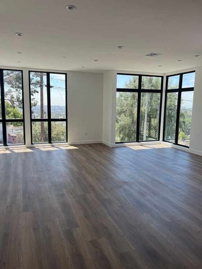 Building Photo - Beautiful, Recently Built 3 Bedroom Home i...