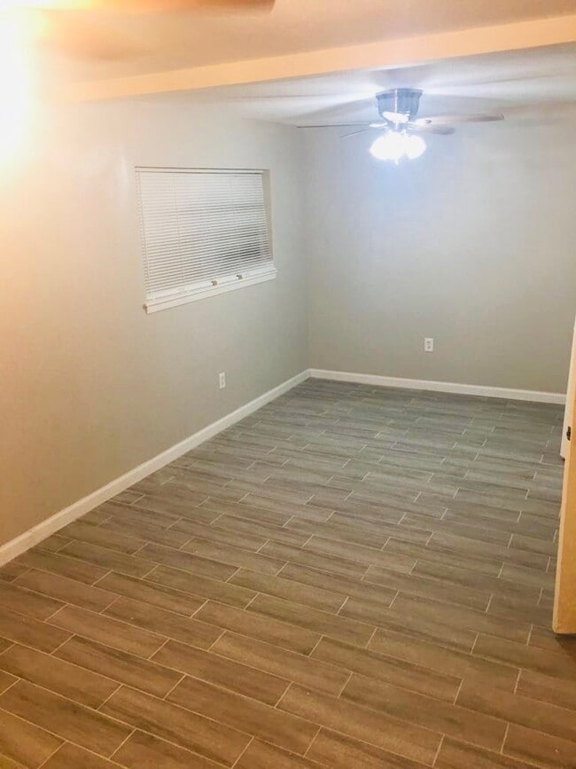 Building Photo - 513 Cypress Dr