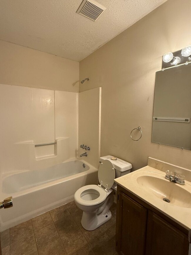 Building Photo - 2 Bedroom 1 Bathroom