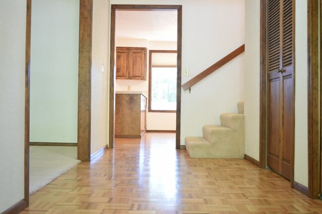 Building Photo - Charming 4 Bed 2.5 Bath Pet Friendly Home.