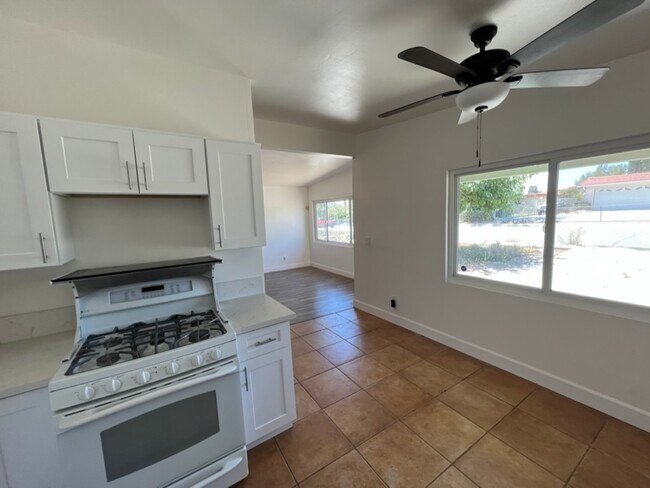 Foto del edificio - 294 N Cherry St
