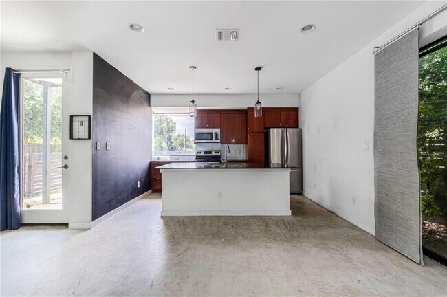 Building Photo - 1105 Altum St