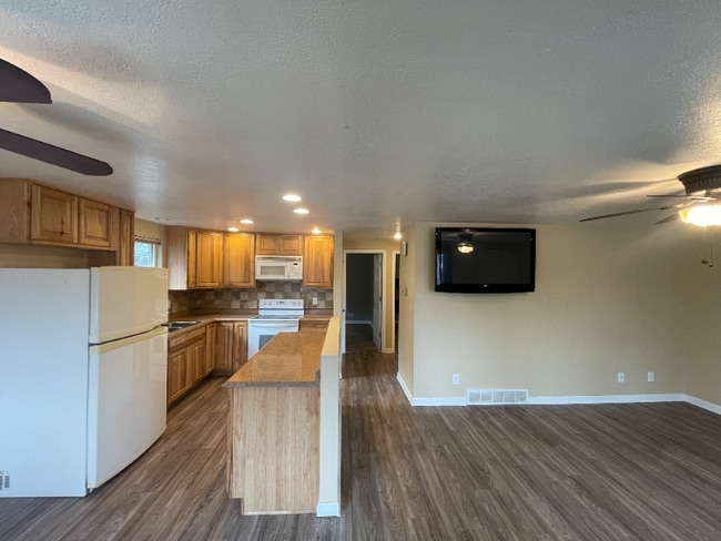 Building Photo - 1075 Winona Dr