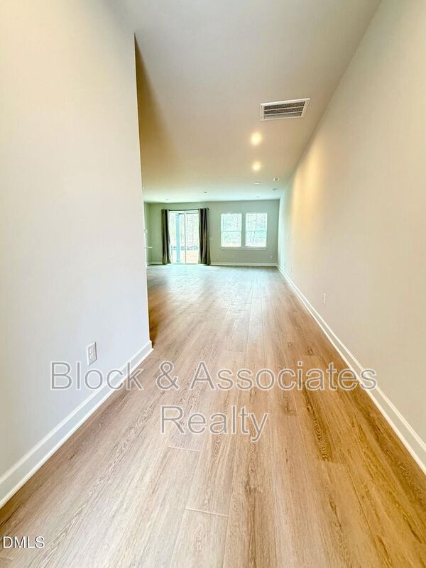 Foto del edificio - 216 Oak Summit Pl