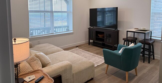 Televisor inteligente de 65 pulgadas y sofá cómodo - 747 Raindance St