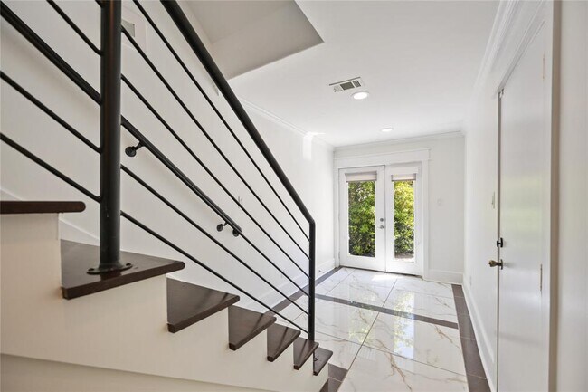 Building Photo - 2211 Detering St