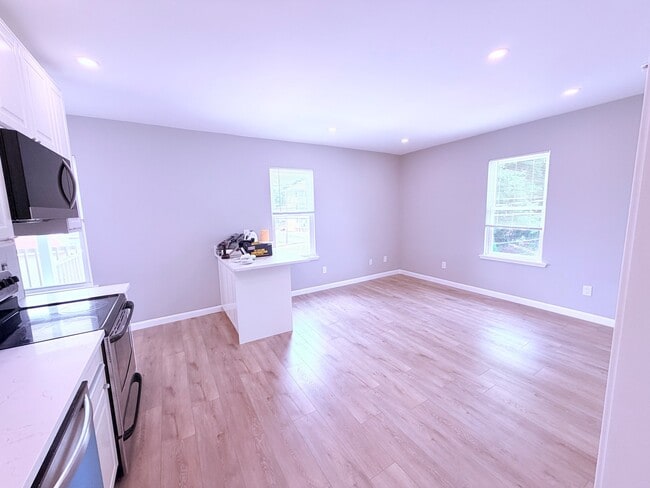 Building Photo - 635 Elm St