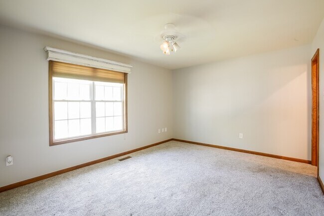 Building Photo - Lovely 4 Bedroom!
