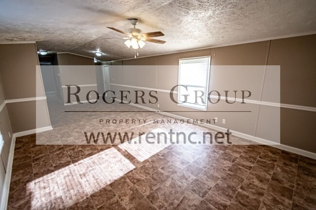 Foto del edificio - 101 Hidden Lake Ln