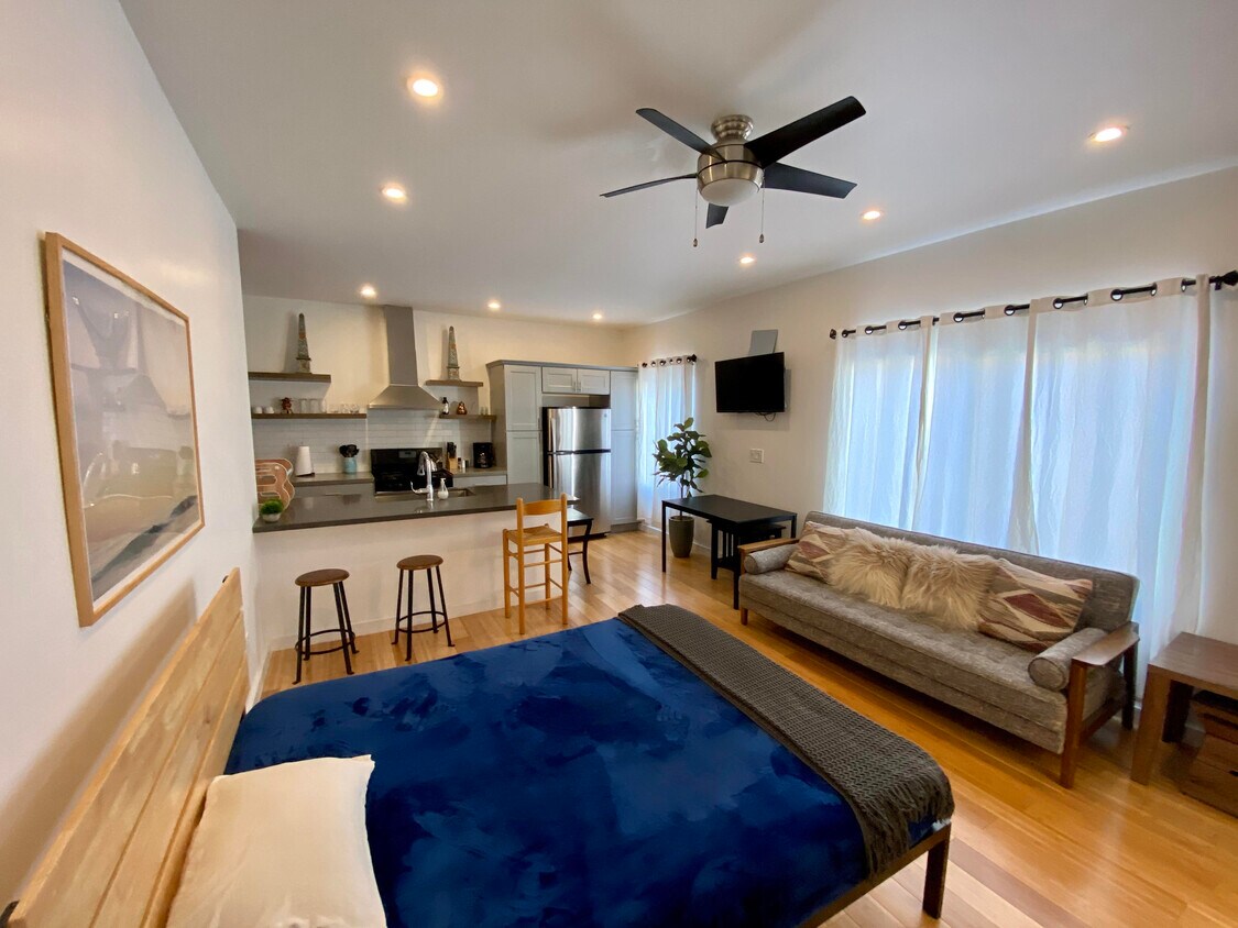 Primary Photo - 823 N Gower St