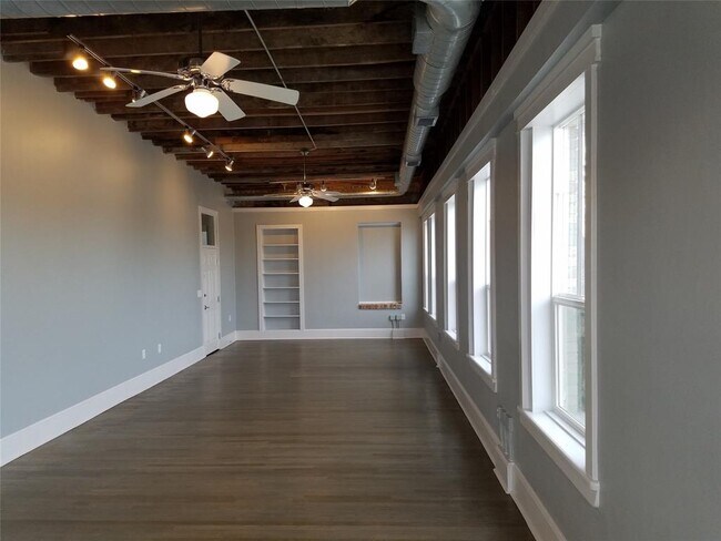 Building Photo - 703 W Magnolia Ave