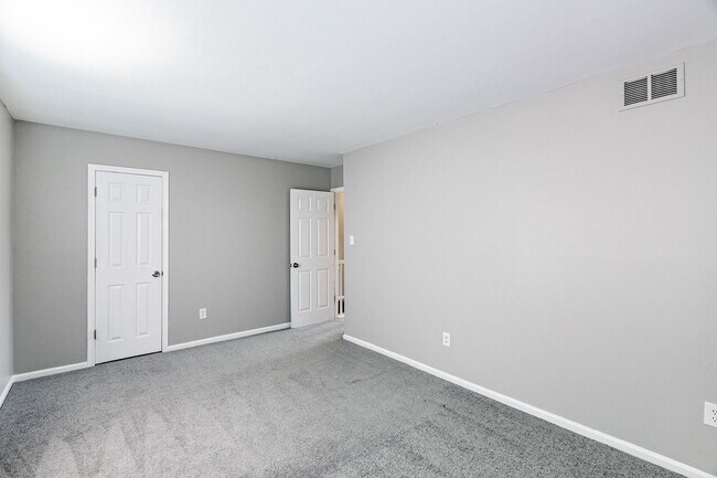 Building Photo - 2 bedroom, 2.5 bathroom townhome in Newark