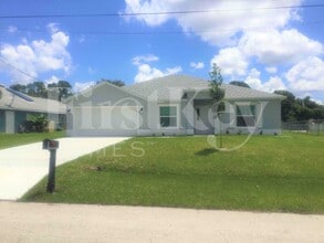 Building Photo - 328 SW Ridgecrest Dr
