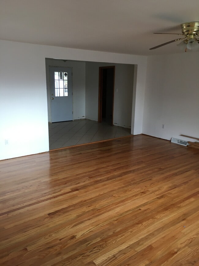Building Photo - 1127 Frontier Dr