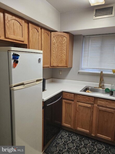 Foto del edificio - 8030-8000 Ditman St