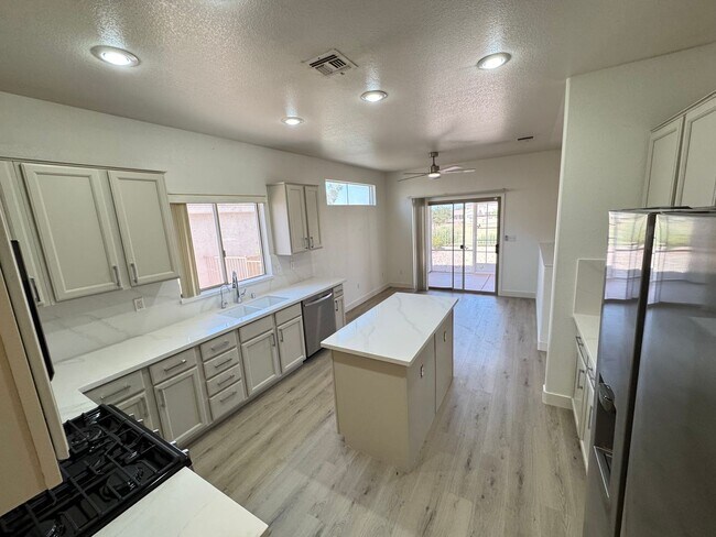 Foto del edificio - Remodeled 2BD/2BA with Golf & Mountain Vie...