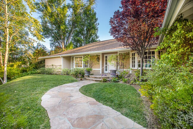 Building Photo - 16840 Bosque Dr