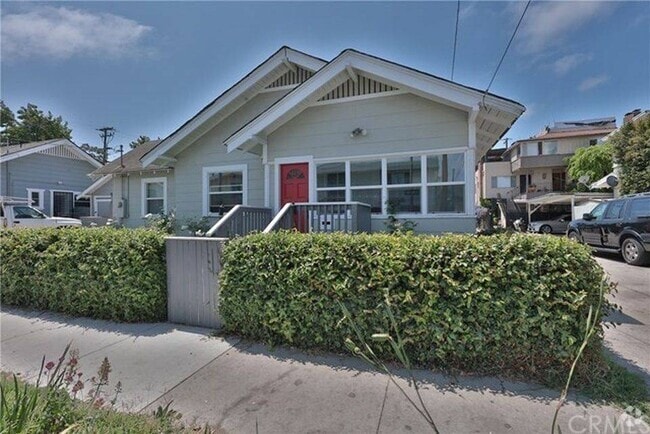 Front - 1530 E 5th St