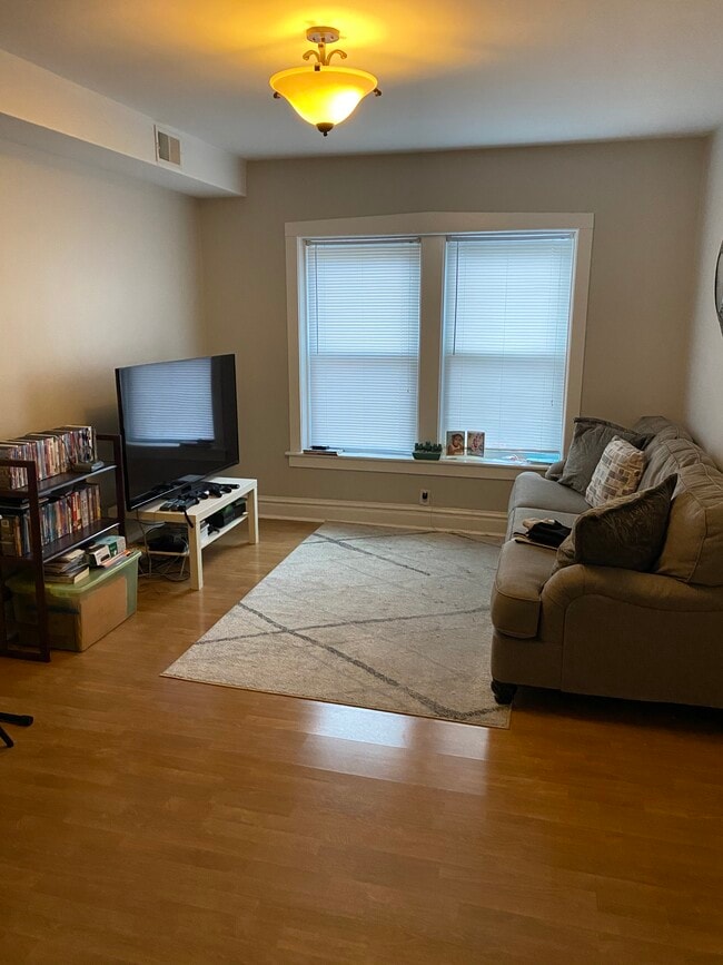 Building Photo - 112 Chicago Ave