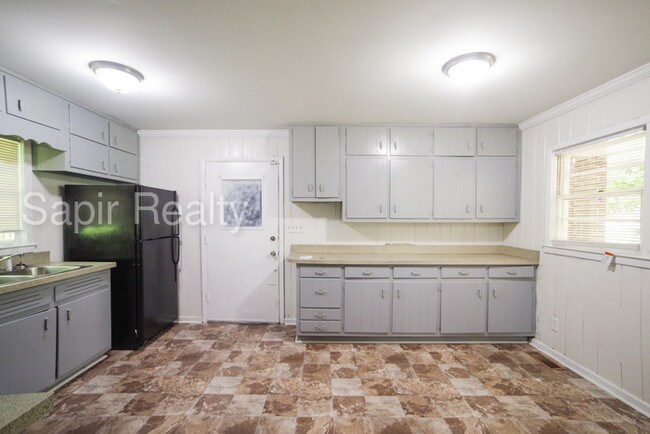 Foto del edificio - 447 Thackeray Pl SW