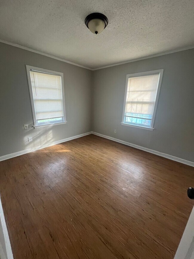 Building Photo - Renovated house in quite Neighborhood