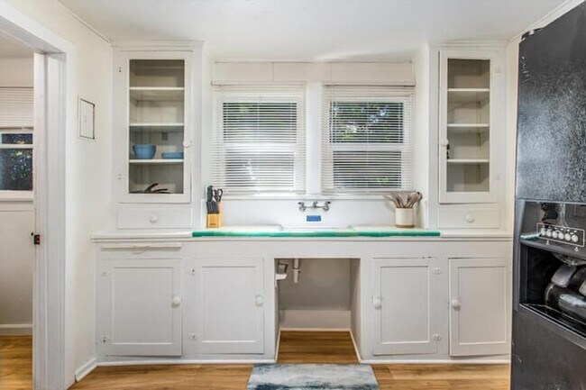 Foto del edificio - 1359 Jasper Ave