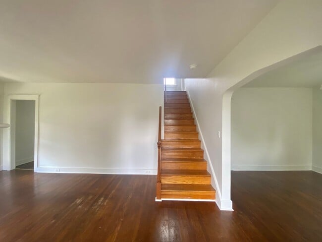 Building Photo - Amazing Cap Cod with 2 BR/ 1.5 BA and Bonu...