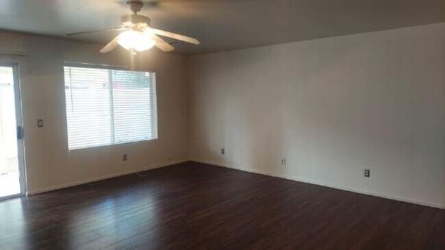 Foto del edificio - Beautiful townhome in gated community!