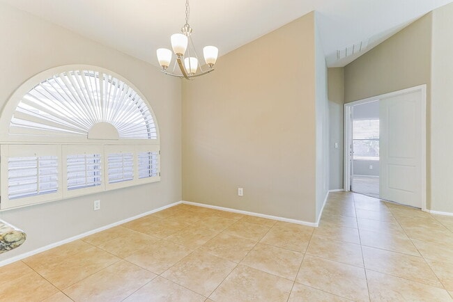 Foto del edificio - 672 E Lovegrass Dr