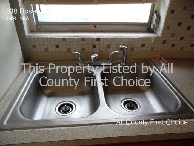 Building Photo - 618 Rosery Rd NW